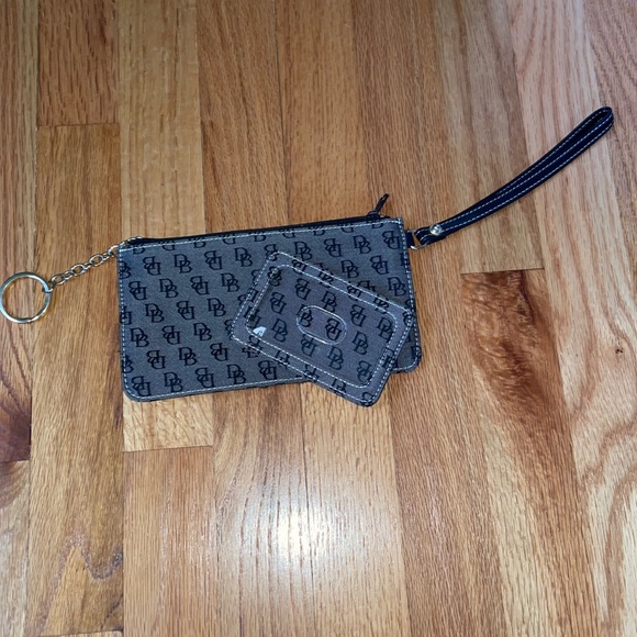 Dooney and Bourke Wallet - Picture 1 of 7